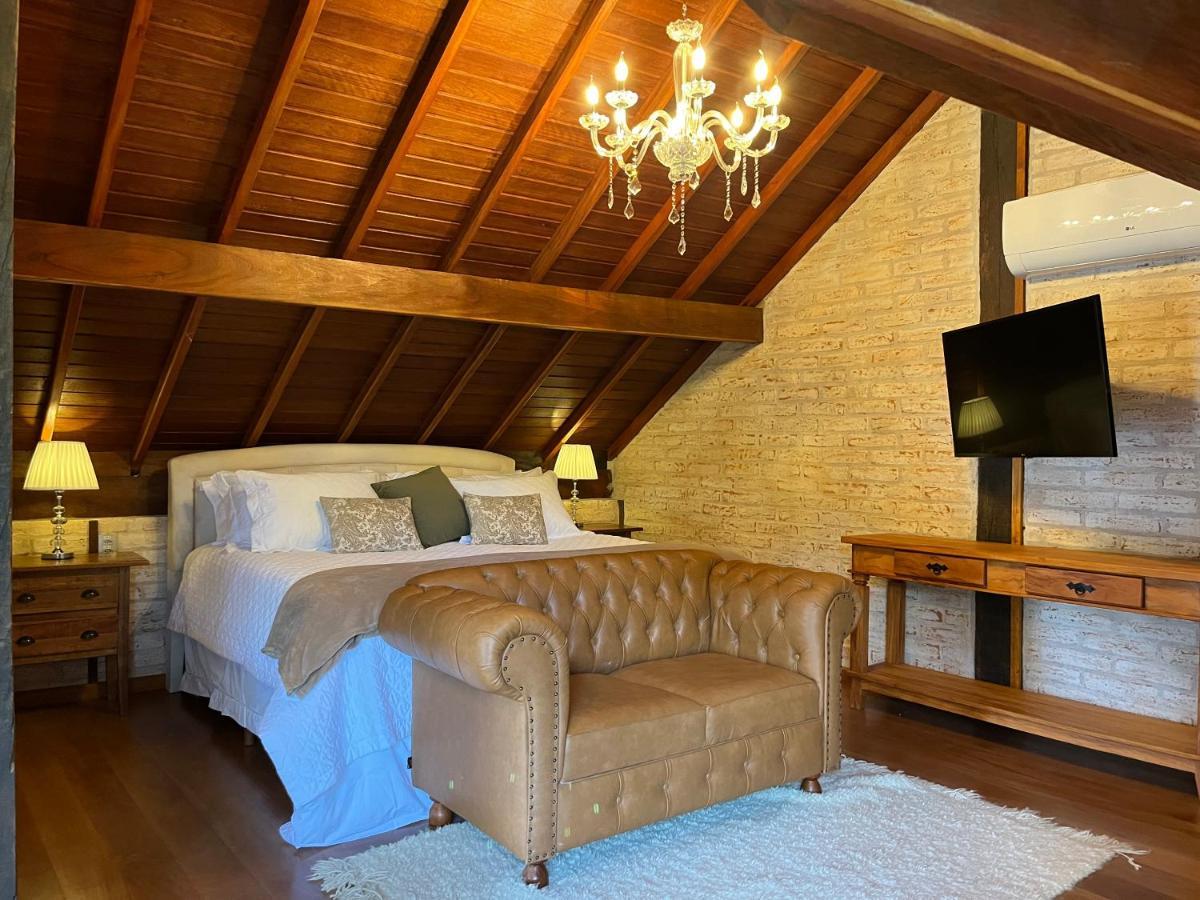 Quarto com Cama King-size e Banheira de Hidromassagem